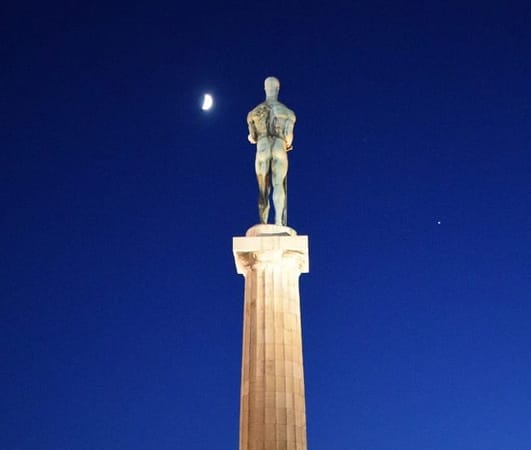 Serbia: The naked male statue in the center of Belgrade: photo 2