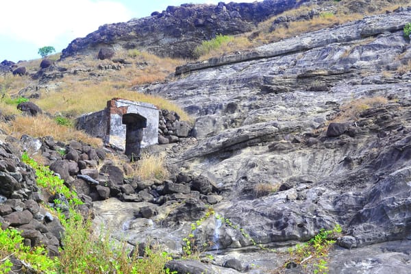 An abandoned lighthouse in Capones Island, Zambales: photo 4