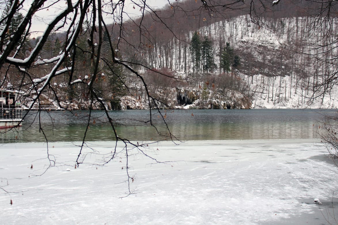 Plitvice Lakes: a frozen paradise during winter