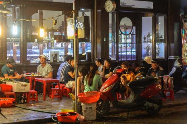 Hanoi: Make your way to Vietnam on plastic stools: photo 3
