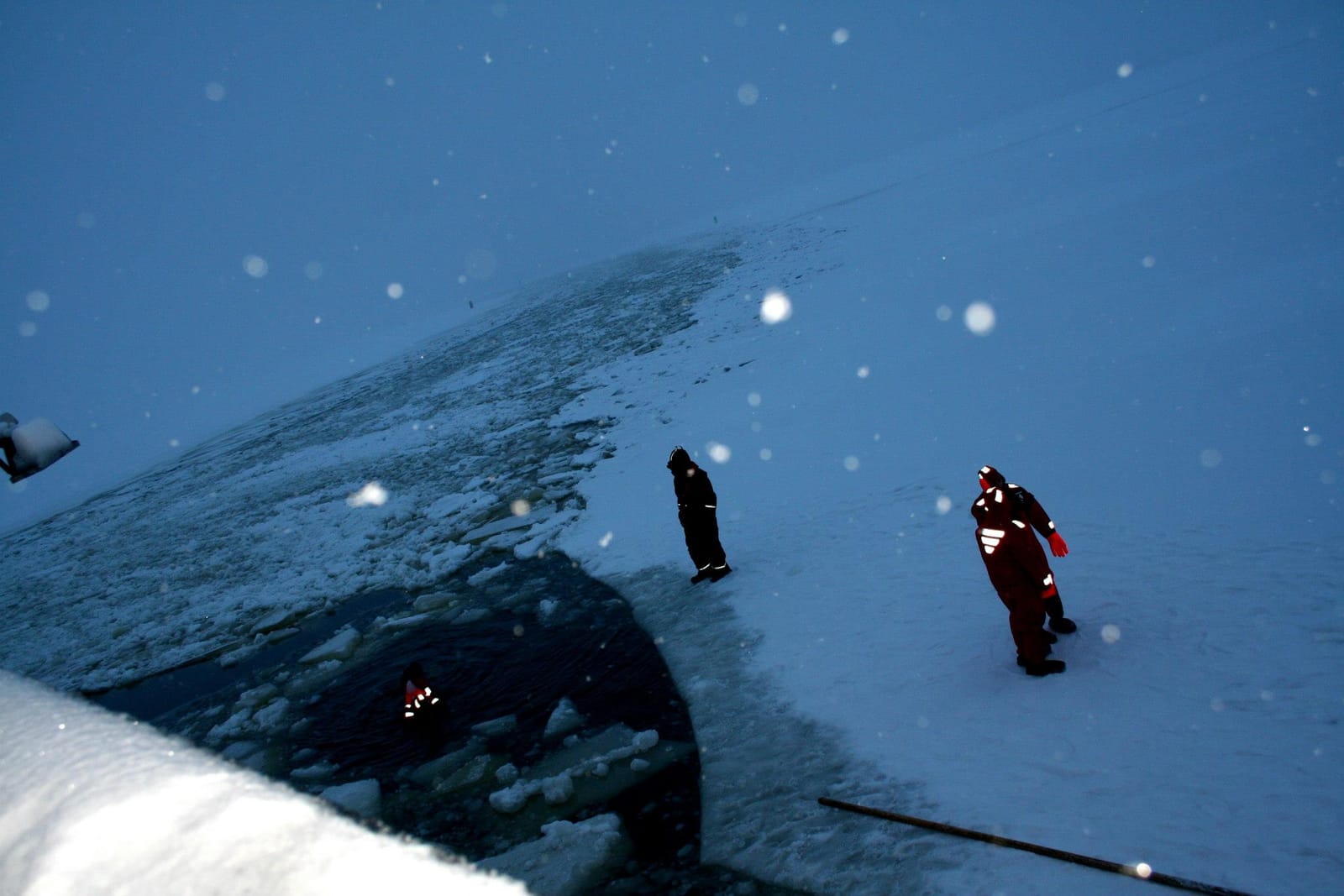 How to Catch Icebreaker or Swimming in Icebreaker Path -  Kemi,Finland.