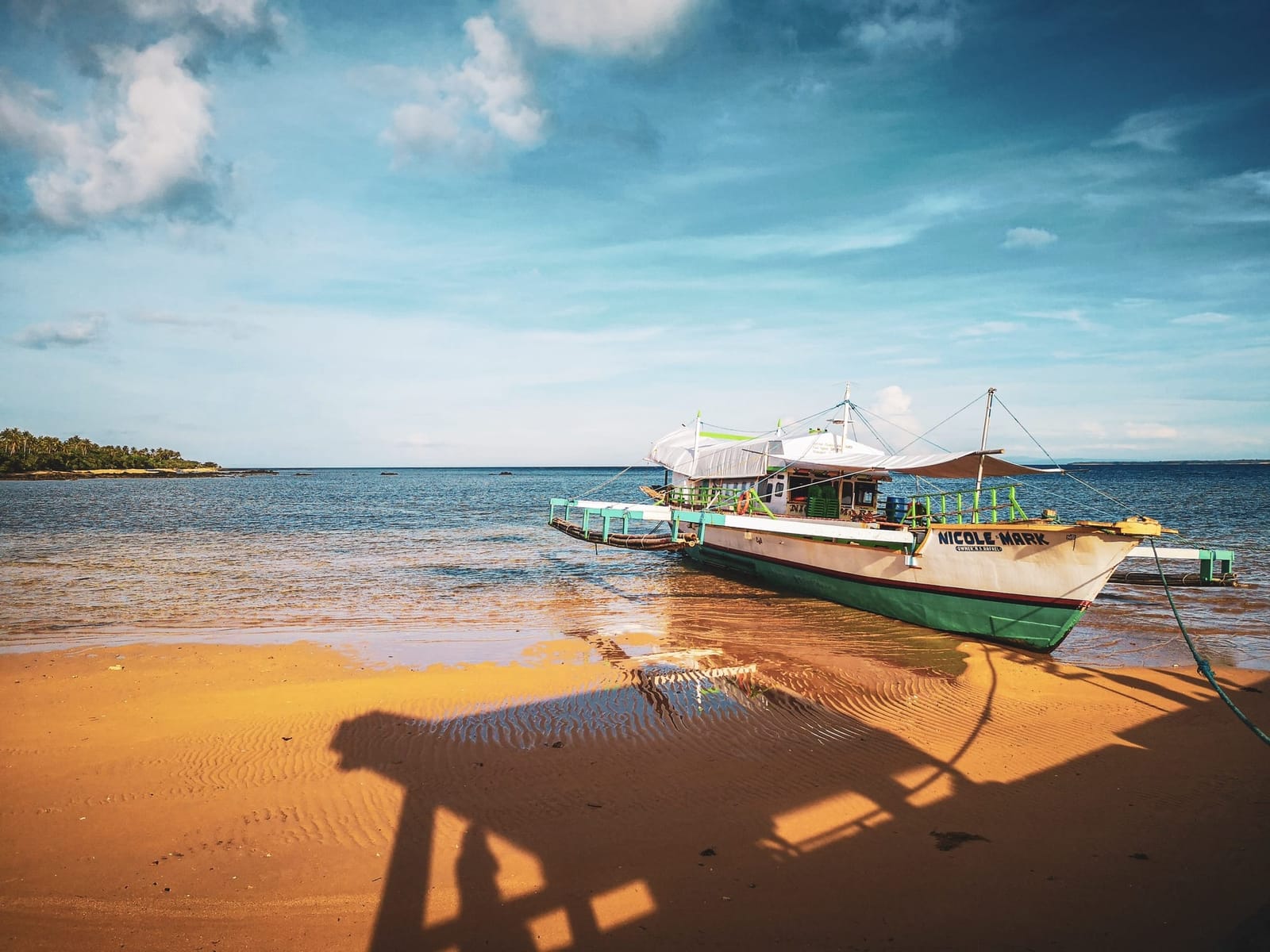 Discover the 5 beaches of Jomalig Island
