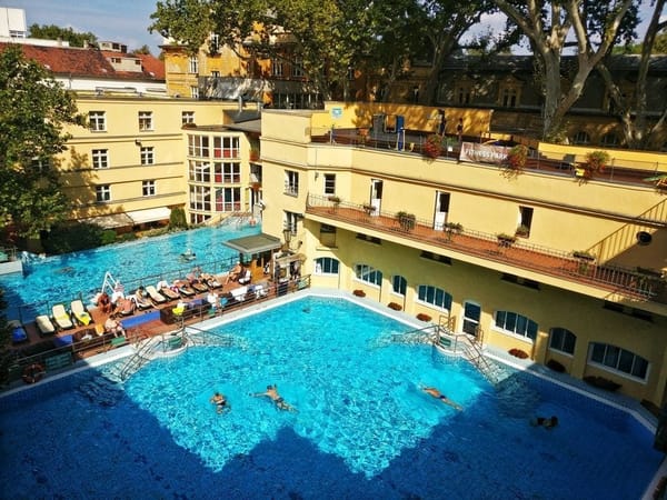 Budapest Travel Guide - A Fun Alive City: photo 7