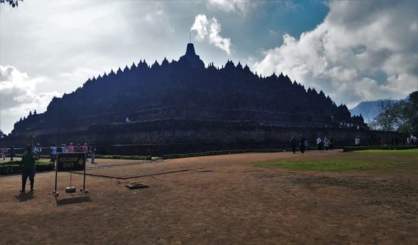 Borobudur, the temple on the hill: photo 1