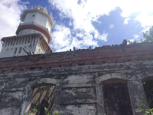 An abandoned lighthouse in Capones Island, Zambales: photo 7