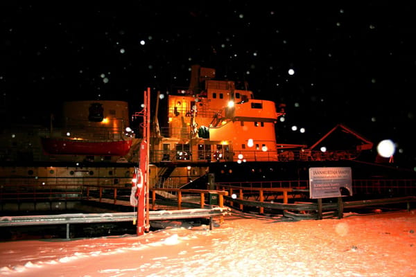 How to Catch Icebreaker or Swimming in Icebreaker Path -  Kemi,Finland.: photo 2