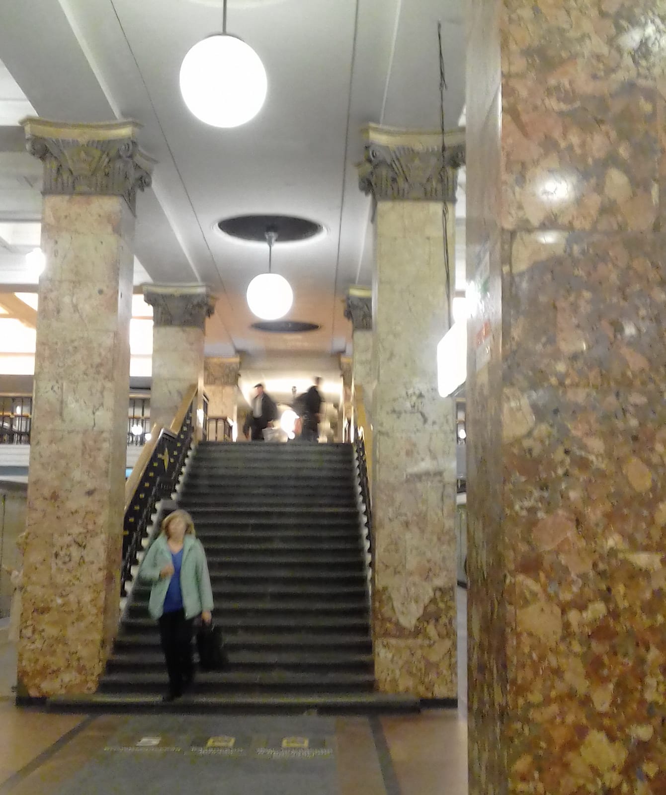 The best places in Russia: magic of the Moscow metro