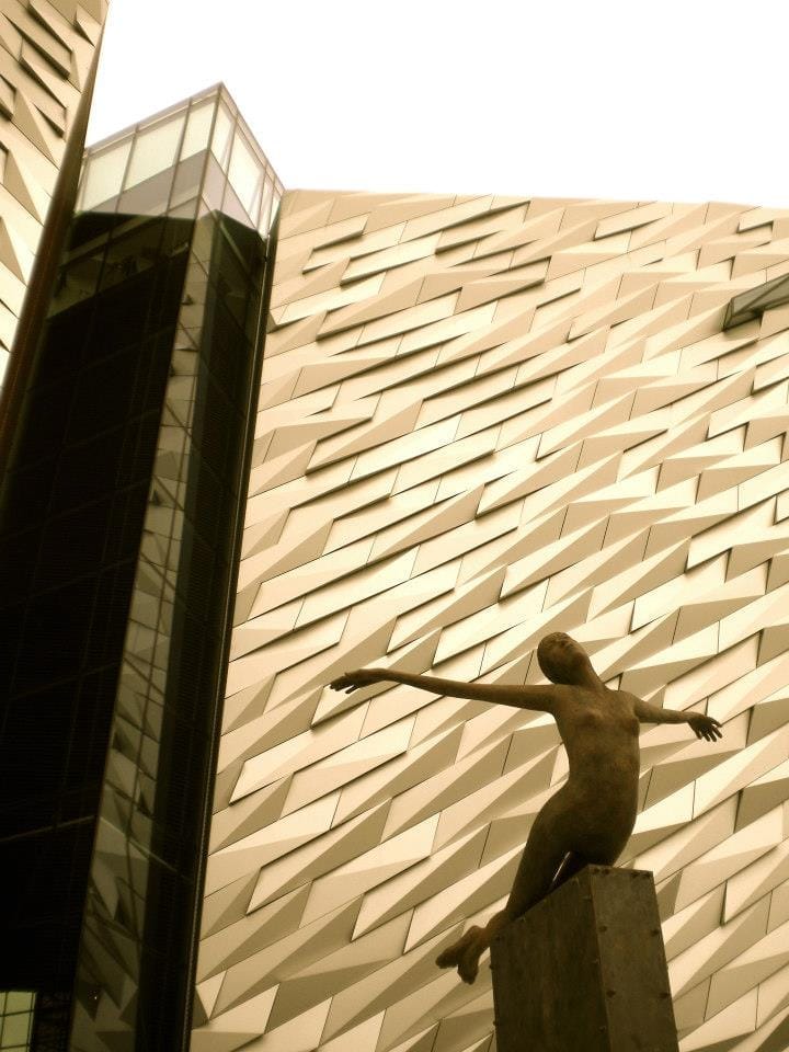 Belfast City : in the hearth of the Northern Ireland