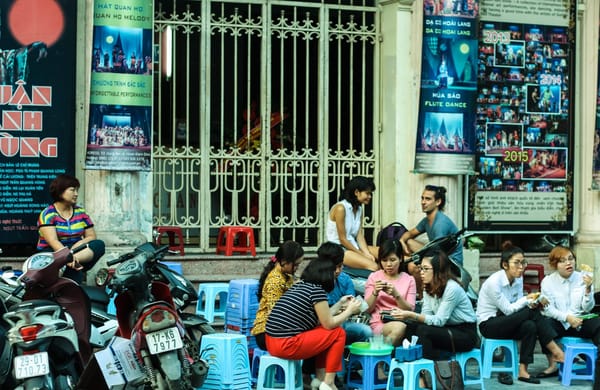 Hanoi: Make your way to Vietnam on plastic stools: photo 9