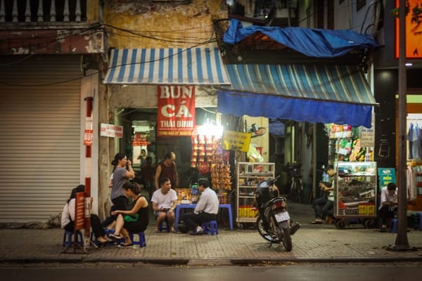 Hanoi: Make your way to Vietnam on plastic stools: photo 2