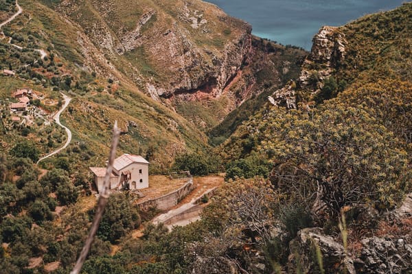The best hiking routes in Italy: Dolomites, Como, Camogli, Amalfi: photo 1