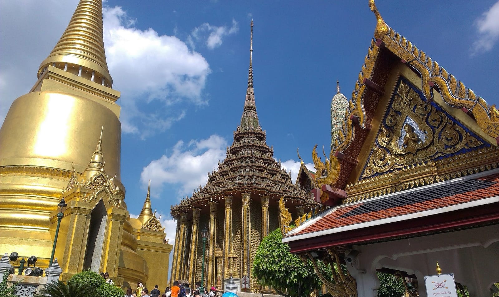 Bangkok: mixture of tasty food, amazing temples and crazy parties