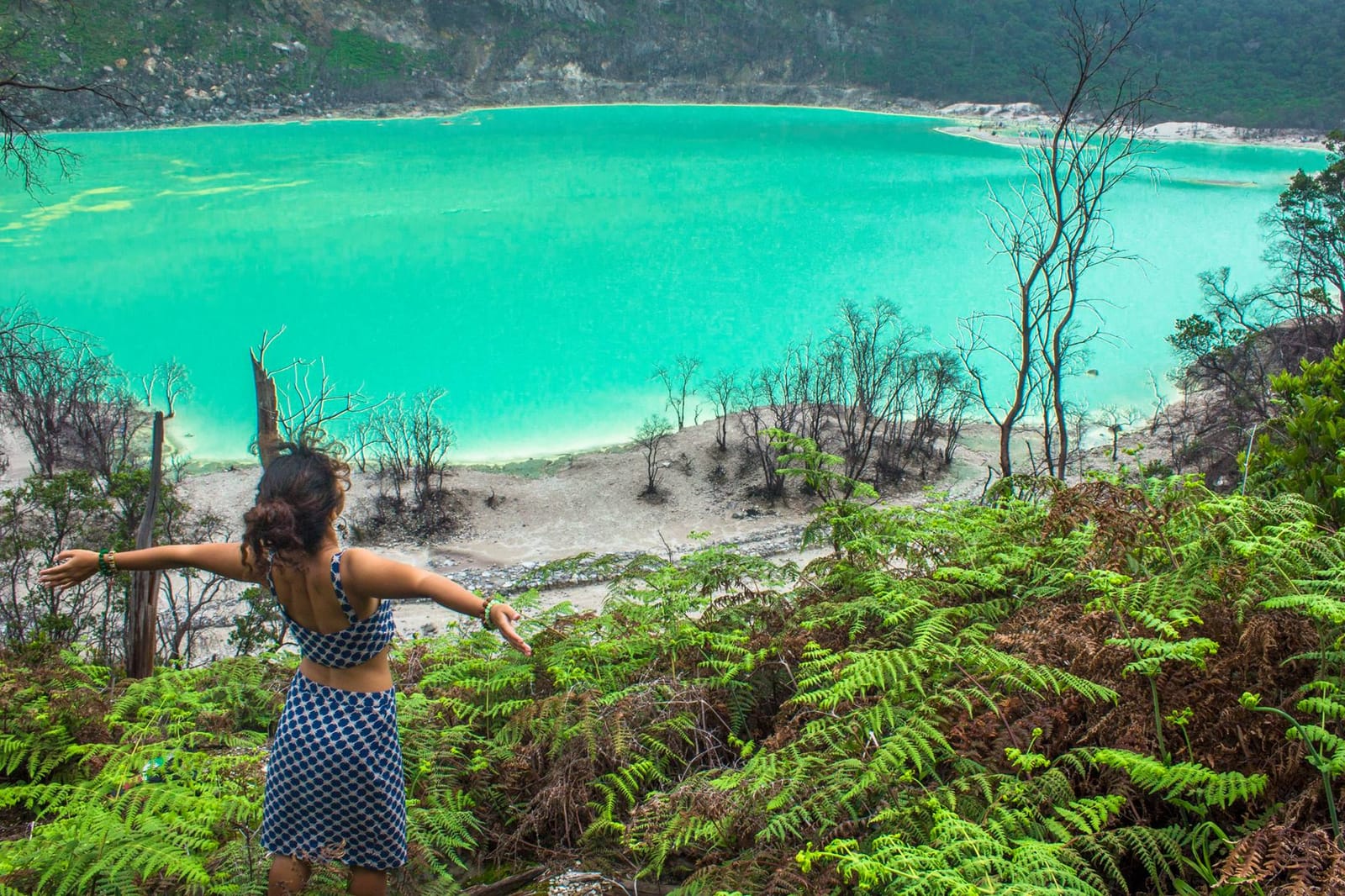 The hauntingly beautiful crater lake of ‘Kawah Putih’