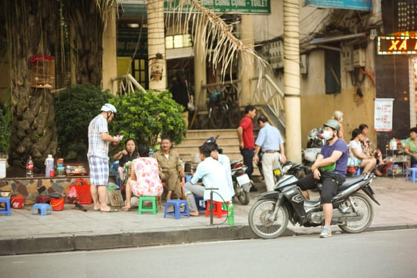 Hanoi: Make your way to Vietnam on plastic stools: photo 1