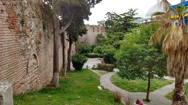 Surprising Durrës: ancient ruins among modern buildings: photo 2